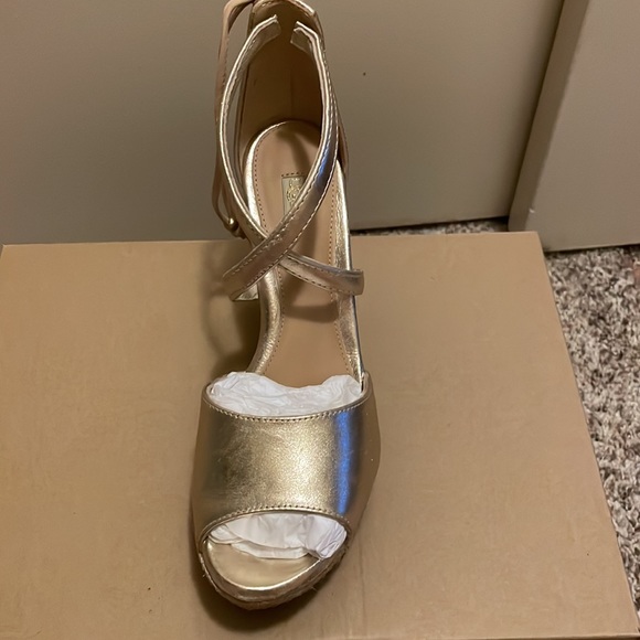 new UGG platforms,spring/summer. Gold metallic,never worn, original box. - Picture 10 of 12